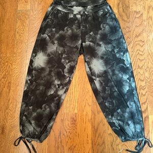 Onzie Yoga Black & Gray Floral pants